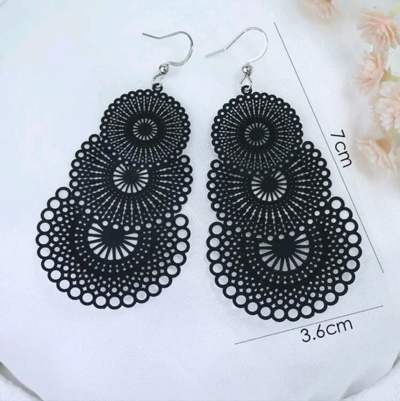 Intricate Cut Layered Lace Style Dangle Drop Earrings, black - Picture 3 of 3